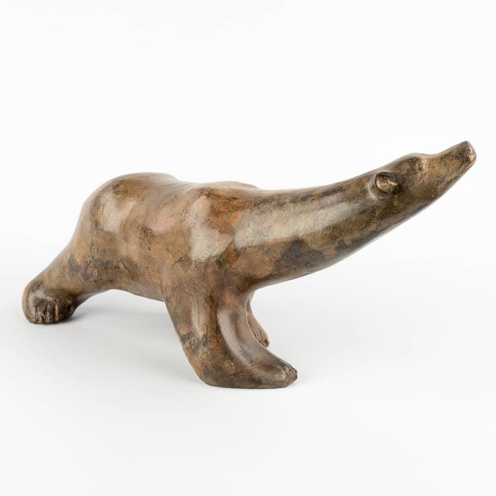 Een bronzen beeld van een ijsbeer die op vier poten staat, met zijn kop omhoog en zijn langgerekte nek naar voren uitgestrekt, tegen een effen witte achtergrond.