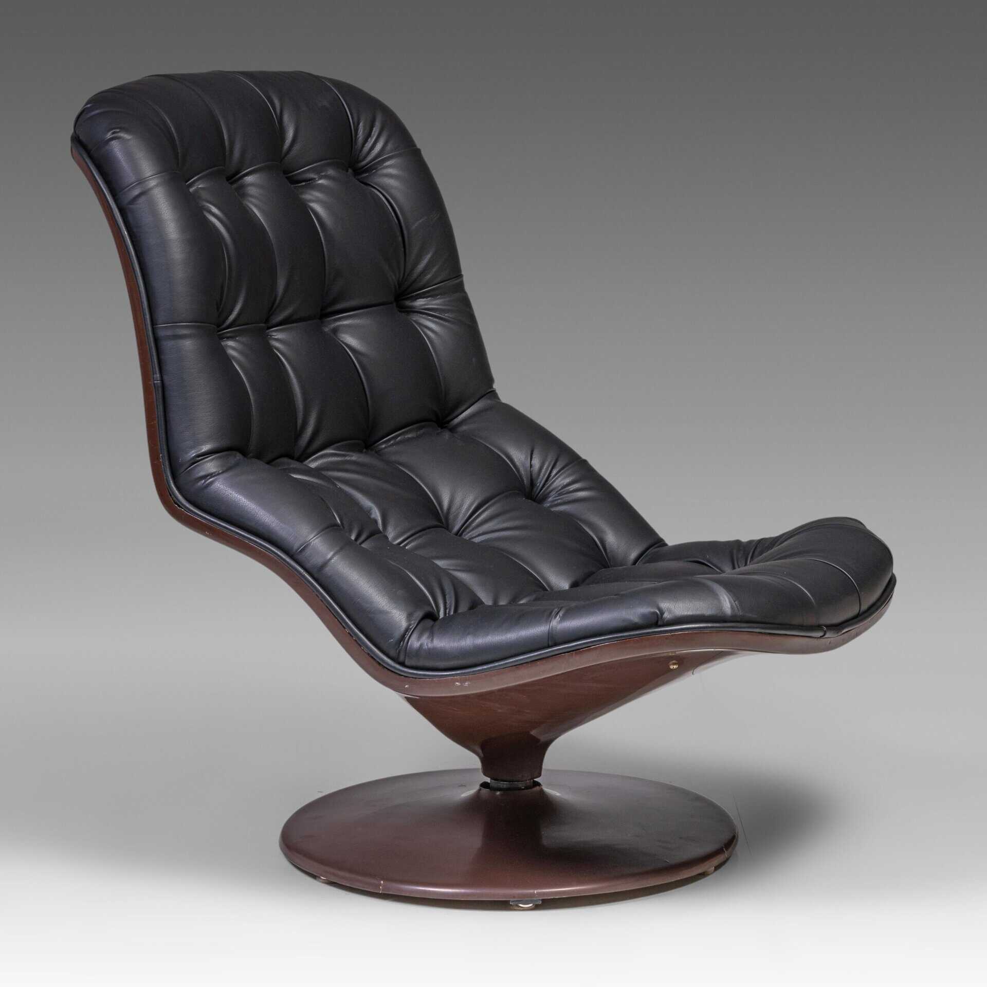 Een moderne, zwarte, gecapitonneerde leren loungestoel met een gebogen zitting en rugleuning, gemonteerd op een ronde, houten draaivoet, tegen een effen grijze achtergrond.