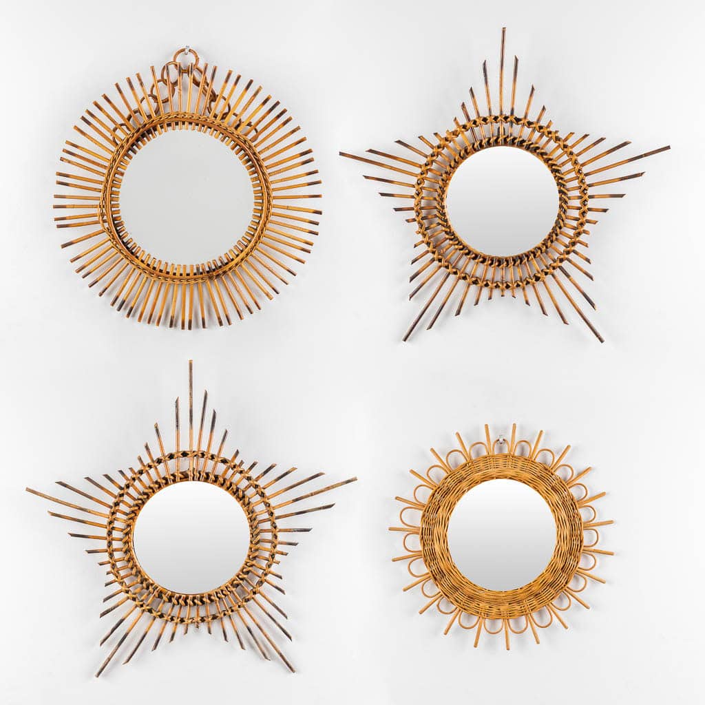 Vier decoratieve wandspiegels met gevlochten rotanlijsten in verschillende zonne- en sterpatronen, gerangschikt in een rasterpatroon op een witte achtergrond.