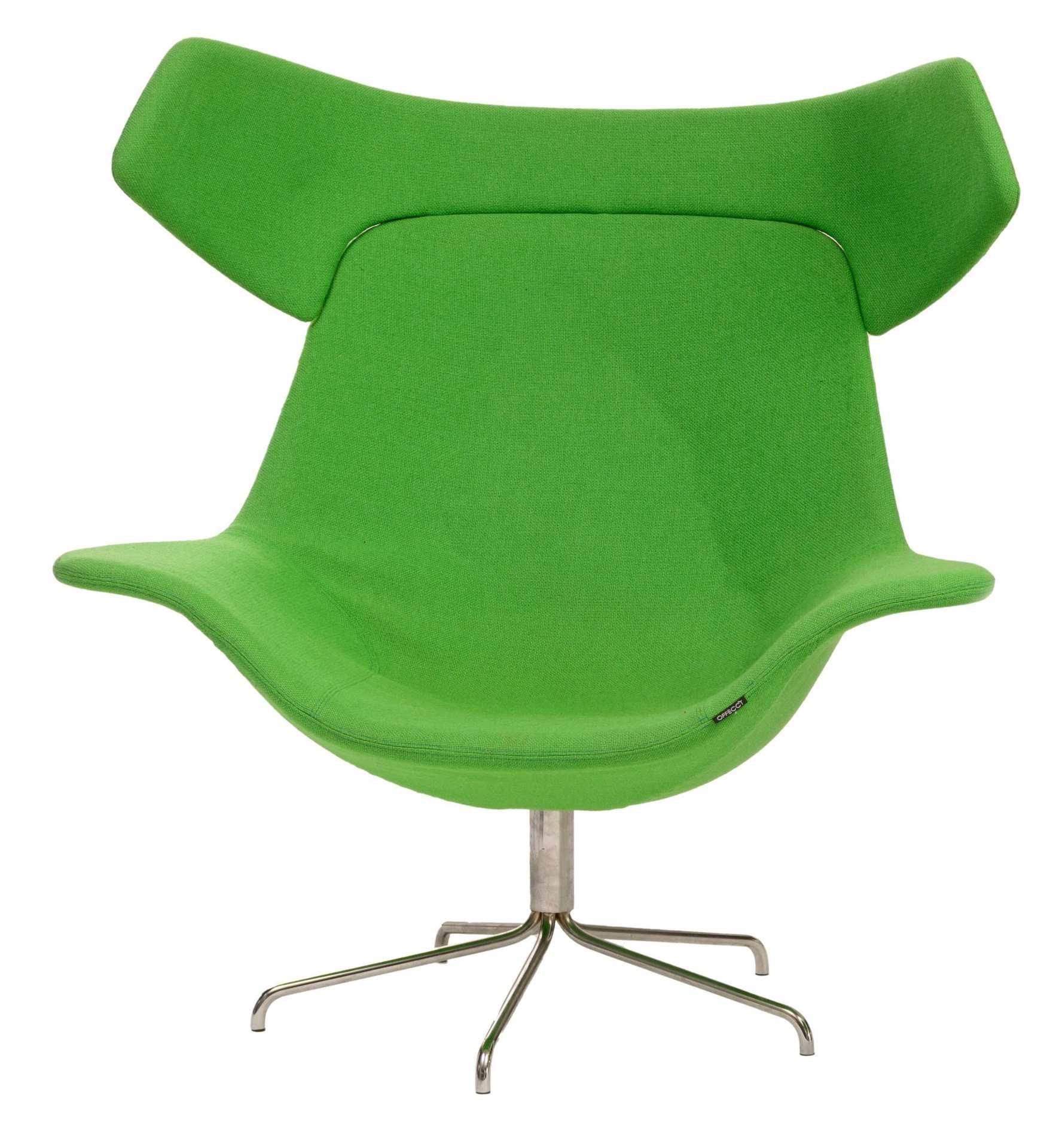 Een moderne, lichtgroene loungestoel met brede, gevleugelde armleuningen en rugleuning, geplaatst op een metalen draaivoet met vier poten.
