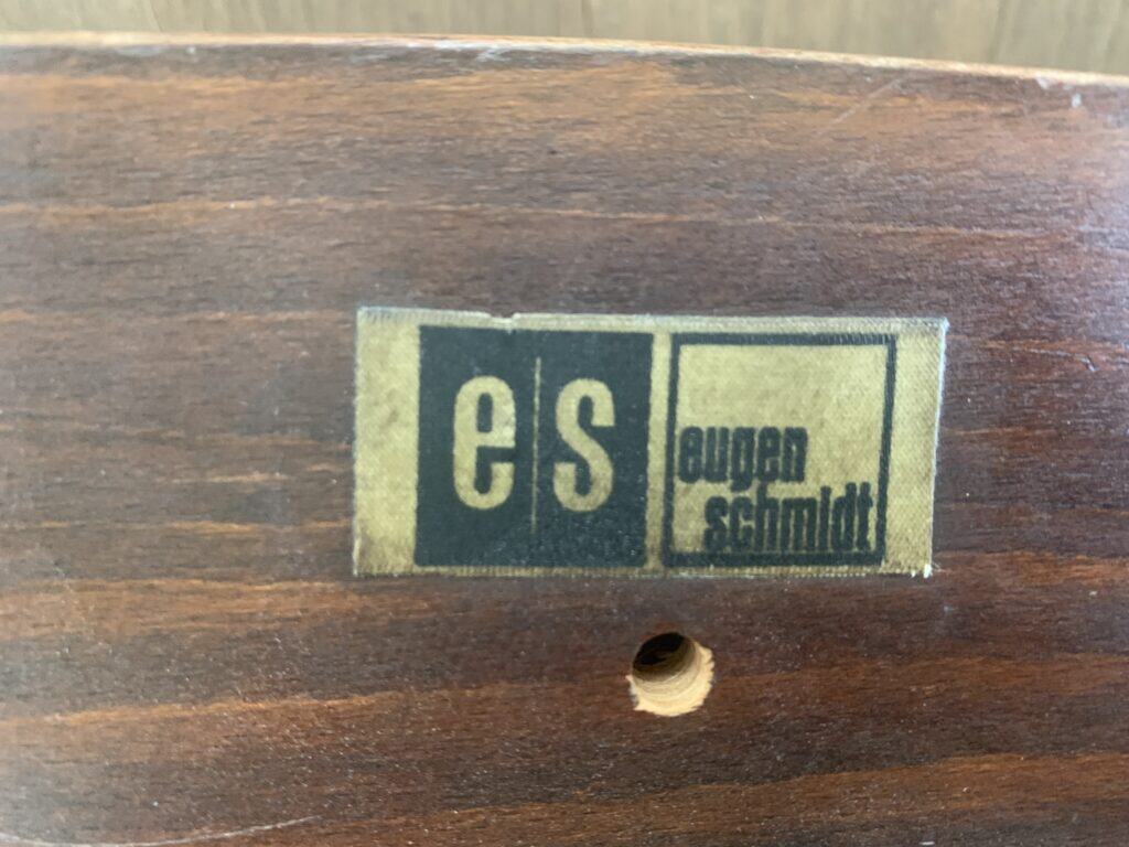 Een close-up van een houten oppervlak met een label waarop in vette letters 