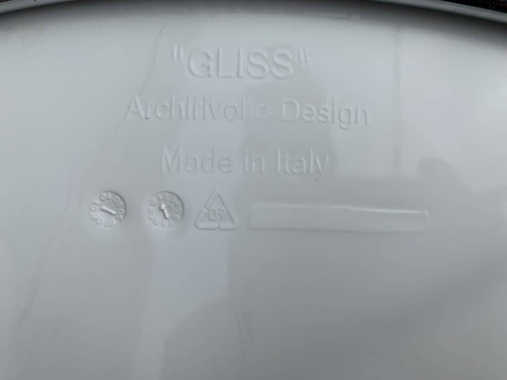 Op het witte reliëflabel staat: “‘GLISS’ Archilivolto Design Made in Italy” met drie kleine symbolen en cijfers onder de tekst.