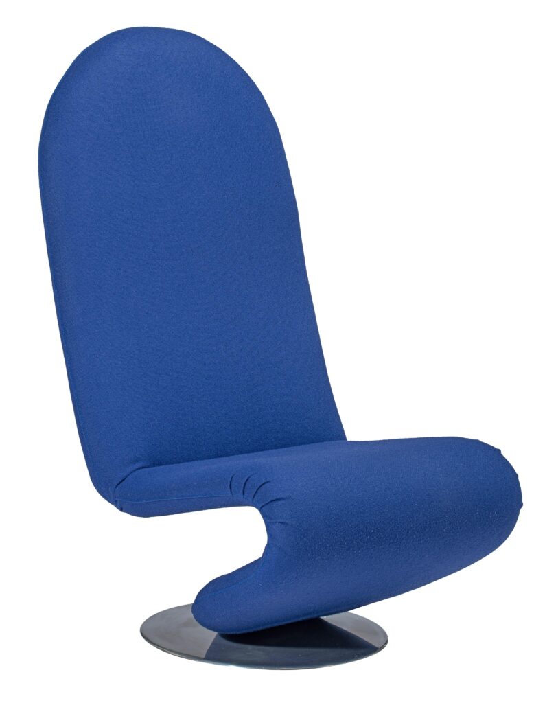 Een moderne, blauw gestoffeerde loungestoel met een hoge, ronde rugleuning en een gebogen, minimalistische zitting op een ronde metalen basis.