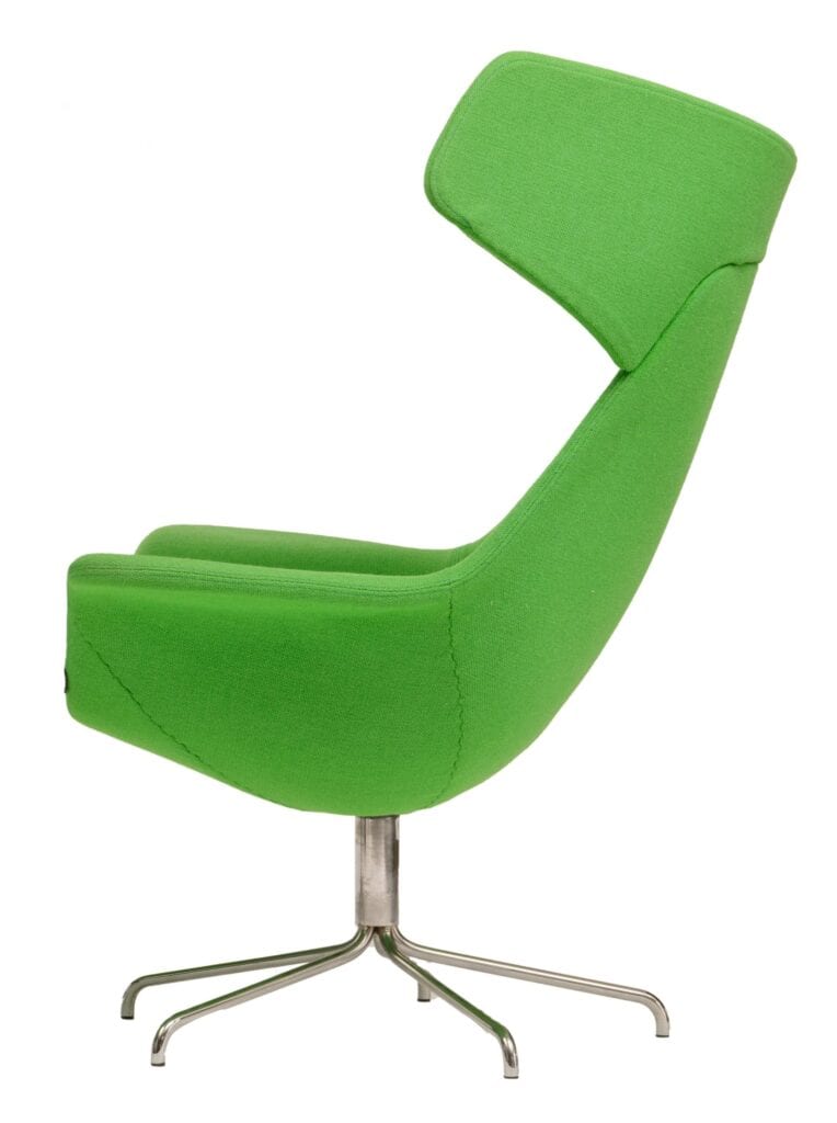 Een moderne, groen beklede stoel met een hoge rugleuning, een strak, gebogen design en een metalen draaivoet, gezien vanaf de zijkant tegen een witte achtergrond.