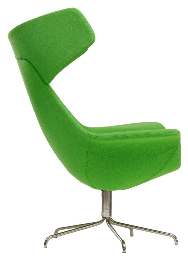 Een moderne, groene draaistoel met hoge rugleuning en armleuningen, ondersteund door een metalen onderstel met vier poten, afgebeeld in profiel tegen een witte achtergrond.