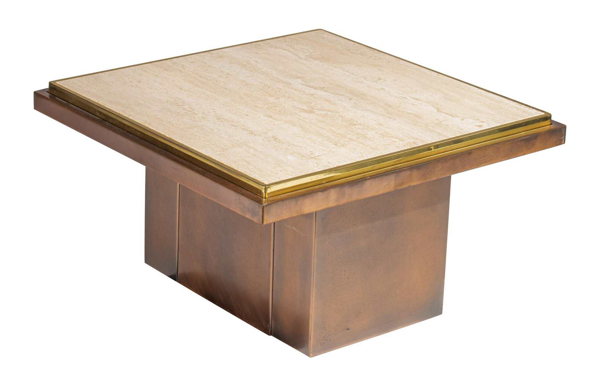 Vierkante salontafel met een beige stenen blad, messing afwerking en een brede, doosvormige bronzen voet.