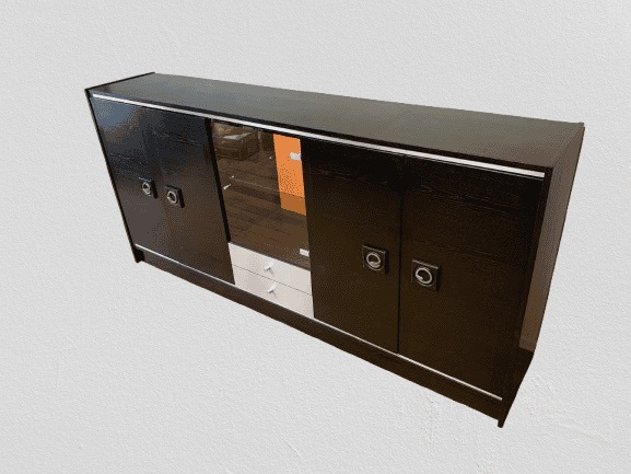 Een zwart houten dressoir met vier deuren, een middengedeelte met glazen panelen en daaronder twee lades, tegen een eenvoudige witte muur.