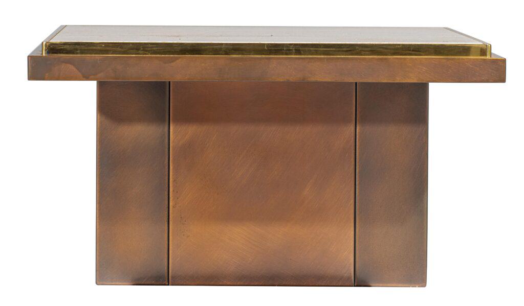 Een moderne, vierkante bijzettafel met een metallic bronzen afwerking en een plat, rechthoekig blad met een dunne goudkleurige rand. De tafel heeft strakke lijnen en een minimalistisch design.