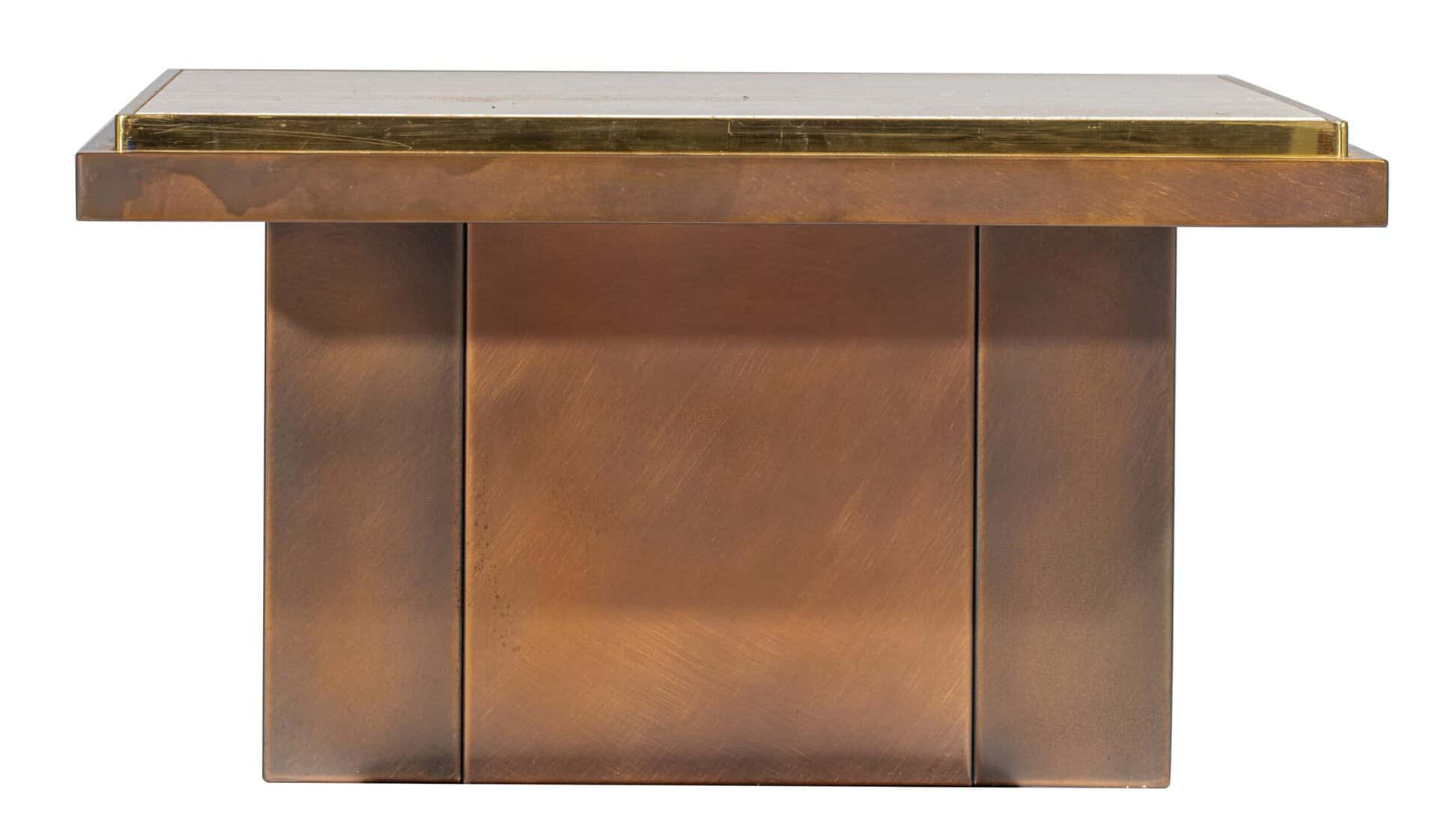 Een moderne, vierkante bijzettafel met een metallic bronzen afwerking en een plat, rechthoekig blad met een dunne goudkleurige rand. De tafel heeft strakke lijnen en een minimalistisch design.