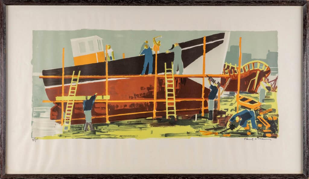 Een ingelijst schilderij waarop verschillende arbeiders in blauwe kleding zijn afgebeeld die twee grote houten boten bouwen of repareren met behulp van ladders en steigers. Het schilderij staat tegen een gedempte achtergrond.