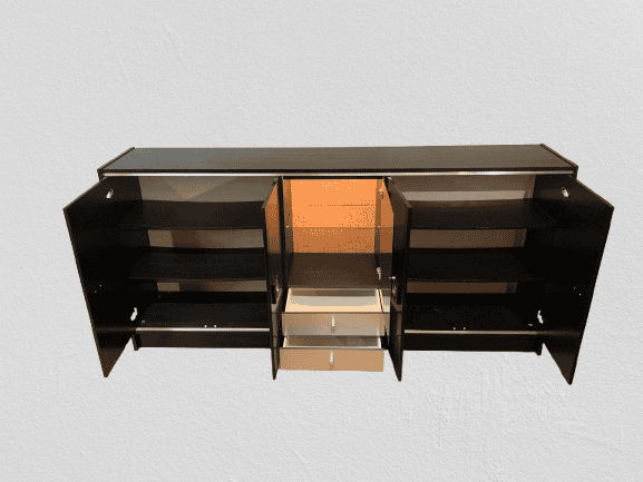 Een zwart dressoir met vier deuren en glazen planken in het middengedeelte, die verlicht zijn; elk zijgedeelte heeft twee verstelbare planken. Het meubel staat tegen een effen witte muur.