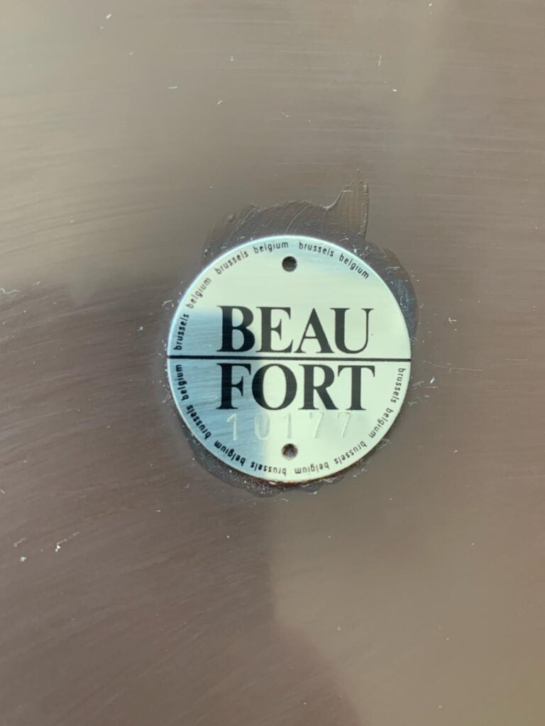 Een rond label met de tekst 