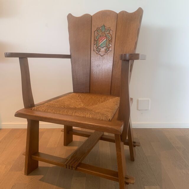 Arts and crafts armchairs
A pair of oak chairs with rush seats and decorative carved shields on the backs
61 cm wide, 50 cm deep, 85 cm high. Seat height 35 cm
Early 1900s
🟢 For sale
 #1900s #20thcentury #rushseat #vintagefurniture #antiques #artsandcrafts #brutalist #chair #armchair #armstoel #fauteuil #oak #wood #kasteelstoel #castlechair #chaisechateau #vintageshop #forsale #vintagedealer #decoration #interior #homeinterior #homedecor #homedecors #interiordesign #interiorstyling #vintageinteriorstyling #sustainabledesign