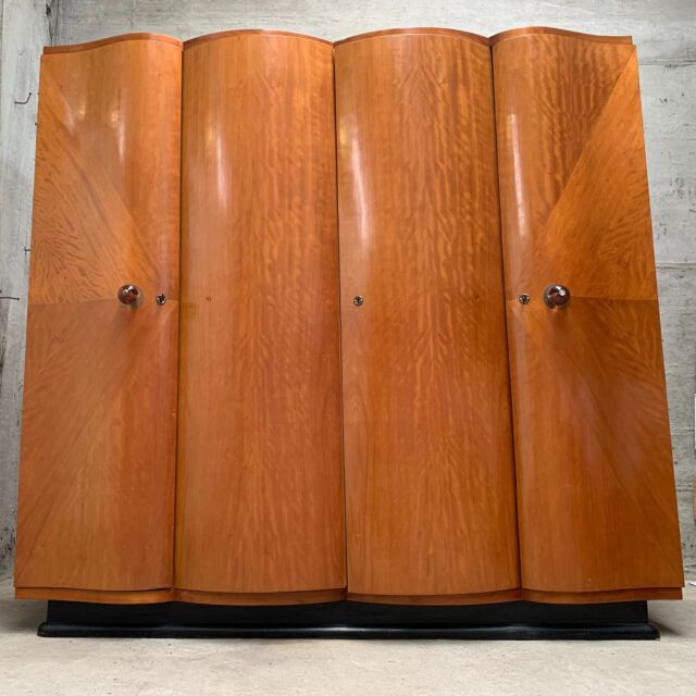 Art deco wardrobe
4-door wardrobe in veneer bentwood (probably willow or poplar) with glass handles
Iron coat hanger in the 2 middle compartments and clothes shelves in the 2 outer compartments
190 cm wide, 61 cm deep and 182 cm high
Belgian interbellum craftmanship
🟢 For sale
#vintage #antiquesfurniture #wood #design #madeinBelgium #belgiandesign #vintagedesign #1900s #20s #interbellum #wardrobe #artdecofurniture #willow #poplar #artdeco #bentwood #craftmanship #kleerkast #armoire #garderobe #decoration #interior #decor #homedecor #homeideasdecor #livingroomdecor #interiordesign #interiorstyling #antiques #sustainabledesign