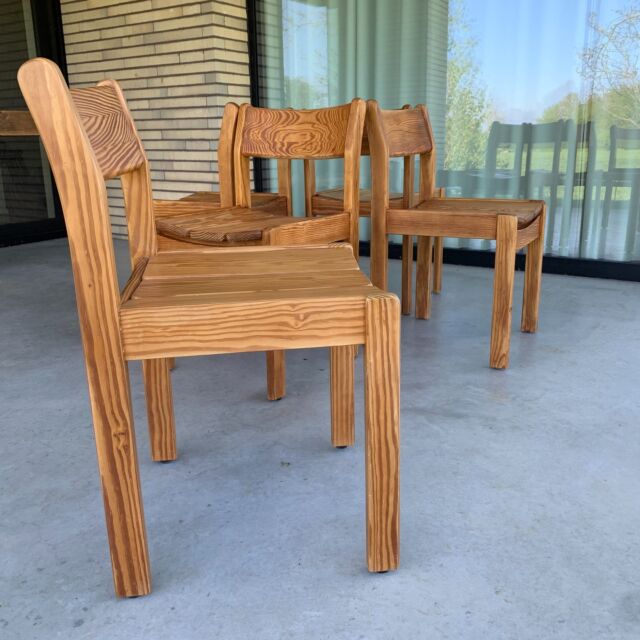Douglas pine dining chairs
Set of 5 chairs, made up of pieces of full douglas pine wood. 
45 cm wide, 43,5 cm deep and 81 cm high. Seat height 46 cm
Each piece has its own texture so every chair is different and unique
They were sanded off and repainted with high gloss varnish
🟢 For sale
#20thcentury #moderndesign #douglaspine #furniture #design #naturaldesign #douglaspinechair #woodenchair #grenenhout #pin #vintagedesign #eetkamerstoel #stoel #chair #diningchair #chaise #designchair #chaisedesign #chaisedesalleamanger #interior #decor #homedecor #homeideasdecor #livingroomdecor #interiordesign #interiorstyling #vintageinteriorstyling #sustainabledesign