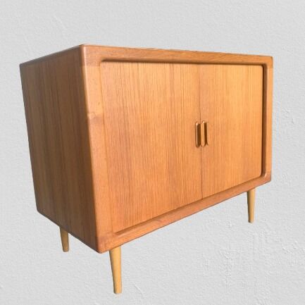 Buffet from CFC Silkeborg 🟢
Teak lowboard with tambour doors 
Shelf with movable tower with 3 cutlery drawers
99 cm wide, 50 cm deep and 81 cm high
Danish mid-century design 
#Silkeborg #silkeborglowboard #teaklowboard #tambourdoors #danishdesign #danishfurniture #danishmodern #midcenturymodern #70svibe #70sinterior #buffet #teaklowboard #midcenturylowboard #armoireenteck #armoiresilkeborg #madeindenmark #danishmidcenturymodern #vintageinspiration #decoration #interior #homedecors #interiors #interiordesign #interiorstyling #vintageinteriorstyling #interiorinspiration #interiorideas #designinspiration #vintagedealer #vintageshop