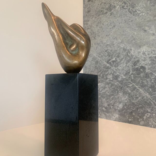 'Suzanne, Opus 36' by Etienne Béothy
Polished and patinated bronze sculpture on a granite base
Sculpture is 14 cm high and 10 cm wide
Base is 15 cm high and 7 cm in diameter
Total weight of 4 kg
Monogrammed on the sculpture base
#vintageaccesories #accesories #art #artist #hangary #hungarianartist #hungariansculpture #beothy #etiennebeothy #istvanbeothy #design #vintagedesign #granite #bronze #patinatedbronze #polishedbronze #bronzestatue #bronzesculpture #sculpture #patine #opus #interior #decor #homedecor #homeideasdecor #livingroomdecor #interiordesign #interiorstyling #vintageinteriorstyling #sustainabledesign