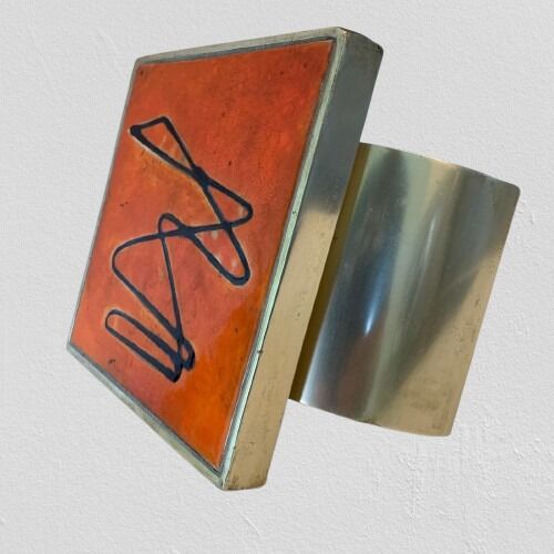 Handcrafted ceramic doorhandle 🟢
Glazed ceramic tile in a bright orange with black abstract line work
Mounting system in brass coloured metal
16,5 by 16,5 cm and 9 cm deep
Mid-century modern utensil
#handcrafted #ceramictile #ceramicdoorhandle #ceramicdoorhandlesbelgium #glazedceramics #orangeceramic #orangeceramics #midcenturymodern #brutalistdoorhandle #midcenturyvibes #vintagedoorhandles #keramischedeurklink #midcenturydoortiles #belgianart #poigneeceramique #poignéeceramique #belgischerfgoed #patrimoinebelge #vintageinspiration #decoration #interior #homedecors #interiors #interiordesign #interiorstyling #vintageinteriorstyling #interiorinspiration #interiorideas #designinspiration #vintagedealer