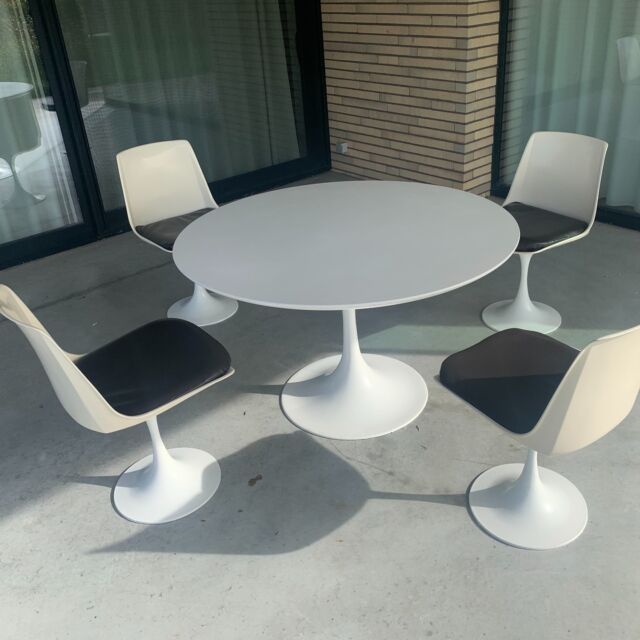 Tulip dinning room
Tulip table and 4 tulip chairs with removable leather cushion
Table is 71 cm high and 118 cm wide
Chairs are 46 cm wide 48 cm deep and 80 cm high. Seat height is 50 cm
Comfortable and iconic design of the 80s
#designicon #designreplica #iconicdesign #tuliptable #tulipchair #eerosaarinenchair #eerosaarinentable #vintagediningroom #diningroom #saarinen #erosaarinen #tuliptableandchairs #leathercushion #80sinterior #80s #vintagedesign #decoration #interior #homedecors #interiors #interiordesign #interiorstyling #vintageinteriorstyling #interiorinspiration #interiorideas #designinspiration #vintagedealer #forsale #sustainabledesign #vintageshop