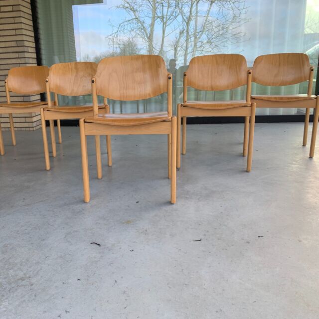 Kusch + Co dining chairs
Set of 5 wooden chairs 
48 cm wide, 48 cm deep, 77 cm high, seat height 43 cm
🟢 For sale
#vintitch #vintage #retro #design #cool #vintagefurniture #design #germandesign #stoel #chair #diningchair #chaise #designchair #chaisedesign #designchair #madeinGermany #Kusch+Co #chair #wood #decoration #interior #decor #homedecor #homeideasdecor #livingroomdecor #interiordesign #interiorstyling #vintageinteriorstyling #sustainabledesign #vintagedealer