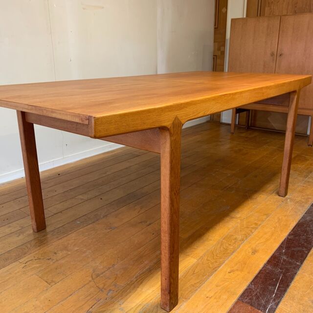 Design table by Jos De Mey for Van den Berghe-Pauvers
Extendable oak dining table
180/237 cm long, 89 cm wide and 75cm high
This is part of a complete dining room with matching highboards and chairs (see other posts)
Stunning Belgian design from the 50s
🟢 For sale
#53 #50s #midcentury #vintagefurniture #design #Belgiandesign #josdemey #madeinBelgium #vdbpauvers #oak #tafel #highboard #table #diningtable #eetkamertafel #Abstrakta #designtable #designchair #highquality #vintageshop #vintagedealer #interior #decor #homedecor #homeideasdecor #livingroomdecor #interiordesign #interiorstyling #vintageinteriorstyling #sustainabledesign