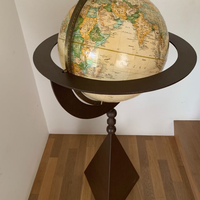 Replogle floor globe 
Metal structure with terrestrial globe and protractor
Globe is in French and can rotate in all directions
It also has relief to indicate mountain ranges
59 cm wide and 130 cm high
This model is signed TT at the bottom and is probably from the 80s
🟢 For sale
#vintitch #vintage #retro #design #cool #vintagefurniture #vintageaccesories #design #replogle #replogleglobe #replogleglobes #forsale #terrestrialglobe #protractor #Americandesign #steel #floorglobe #highquality #80s #80sinterior #decoration #interior #decor #homedecor #homedecors #interiordesign #interiorstyling #vintageinteriorstyling #sustainabledesign