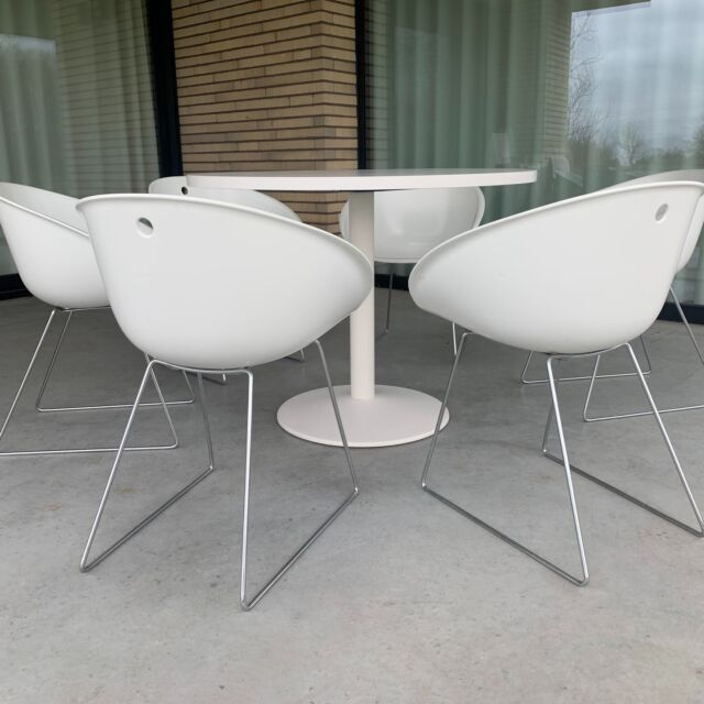 Design dining room by Pedrali 
6 Gliss 920 bucket seats by Marco Pocci & Claudio Dondoli and a TONDA 4550 table by Pedrali
The armchairs are made of plastic with a chromed metal frame 
Production in 2003. 58 cm wide, 57 cm deep, 77 cm high, seat height 44 cm 
Table with sandblasted cast iron base and steel column finished with wooden tabletop
77 cm high, table top is 100 cm in diameter, base is 56 cm in diameter
🟢 For sale
#marcopocci ##marcopocciclaudiodondoli #elegant #design #refined #designfurniture #italiandesign #kuipstoel #bucketseat #chaisebaquet #gliss #designchair #chaisedesign #pedrali #madeinItaly #table #tafel #chrome #castiron #tonda #interior #homedecor #homeideasdecor #livingroomdecor #interiordesign #interiorstyling #vintageinteriorstyling #sustainabledesign #vintagedealer #forsale