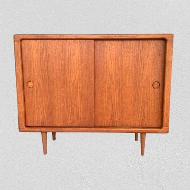 Rantzausminde cabinet by Silkeborg
Solid teak wood with elegant handles on sliding doors, drawers and shelves inside
Original openings on top and bottom of back panel
116 cm wide, 38 cm deep and 94 cm high (legs are 20 cm high)
Danish mid-century modern design in mint condition
🟢 For sale
#madeindenmark #danishdesign #vintagedesign #midcentury #70s #70 #midcenturymodern #teak #rantzausminde #silkeborg #sideboard #cabinet #dressoir #wandmeubel #shoecabinet #shoenkast #mintcondition #forsale #vintagedealer #vintageshop #decoration #interior #decor #homedecor #homeideasdecor #livingroomdecor #interiordesign #interiorstyling #vintageinteriorstyling #sustainabledesign