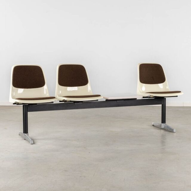 Tandem seat by Drabert Stahlmöble
Waiting room seat with a stainless steel frame, 3 plastic seats and a table top in teak veneer
202 cm wide, 54 cm deep and 83 cm high
German design from the 70s
🟢 For sale
#vintitch #vintage #retro #design #cool #vintagefurniture #design #iconicdesign #icon #forsale #Stahlmöble #DrabertStahlmöble #Gemandesign #waitingroomseat #tandemseat #seating #seat #steel #highquality #70s #70sinterior #decoration #interior #decor #homedecor #homedecors #interiordesign #interiorstyling #vintageinteriorstyling #sustainabledesign
