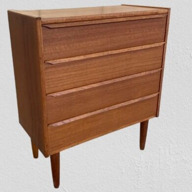 Chest of drawers from GV Møbler 🟢
Teak chest of drawers with 4 drawers with elegant handles and tapered legs
62 cm wide, 32 cm deep and 72 cm high
Danish design from the 60s
#gvmobler #wallcabinet #tchestofdrawers #danishchestofdrawers #danishdesign #danishfurniture #danishmodern #midcenturymodern #60svibe #60sinterior #ladekast #commode #gvmoblerfurniture #teakladekast #commodeenteck #madeindenmark #danishmidcenturymodern #vintageinspiration #decoration #interior #homedecors #interiors #interiordesign #interiorstyling #vintageinteriorstyling #interiorinspiration #interiorideas #designinspiration #vintagedealer #vintageshop