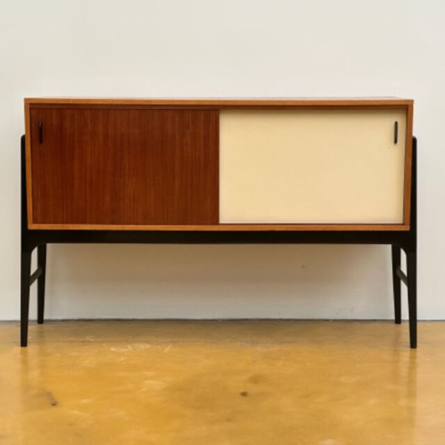 Sideboard by Alfred Hendickx for Belform
Mahogany laminate and white vinyl sliding door with a black lacquered wooden frame
149 cm wide, 42 cm deep and 92,5 cm high
Rare Belgian design from the 50s
🟢 For sale
#vintagefurniture #design #madeinbelgium #belgiandesign #vintagedesign #50sinterior #50s #mahony #vinyl #alfredhendrickx #alfredhendrickxcabinet #sideboard #wallcabinet #wandmeubel #dressoir #buffet #armoire #belforminterior #decoration #interior #homedecors #interiors #interiordesign #interiorstyling #vintageinteriorstyling #interiorinspiration #interiorideas #designinspiration #vintagedealer #forsale