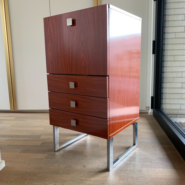 Meuroplan bar cabinet by Pierre Guariche for Meurop
High-gloss formica wood with chrome base and handles
50 cm wide, 48 cm deep and 97 cm high
Modular design from the 70s
🟢 For sale
#vintitch #vintage #vintagefurniture #design #vintagedesign #midcentury #midcenturymodern #70s #formica #woodveneer #highgloss #wallcabinet #barcabinet #wandkast #barkast #armoiremurale #meubledebar #meurop #pierreguariche #meuroplan #decoration #interior #decor #homedecor #homeideasdecor #livingroomdecor #interiordesign #interiorstyling #vintageinteriorstyling #sustainabledesign