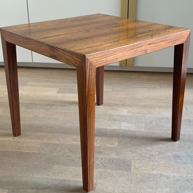 Danish design side table
Square table in sipo wood finished with a rosewood veneer top
Will be on sale this weekend at our yearly stock sales :-)
47 cm wide, 47 cm deep and 43,5 cm high
Stylish mid-century design
🟢 For sale
 #vintage #vintagefurniture #design #midcentury #danishdesign #vintagedesign #midcentury #70s #70 #sidetable #coffeetable #furnituremakers #bijzettafel #tablebasse #table #madeindenmark #sipo #wood #rosewood #gloss #vintagedealer #interior #decor #homedecor #homeideasdecor #livingroomdecor #interiordesign #interiorstyling #vintageinteriorstyling #sustainabledesign