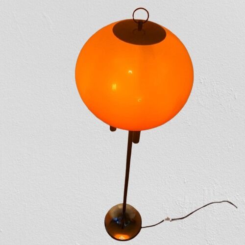 Tulip floor lamp by Boulanger 🟢
Elegant floor lamp with chrome tulip base and stem. Spherical orange polthelene shade with metal ring at the top. 4 candle-shaped bulbs in cylindrical supports are placed in a cluster under the shade.
The shade has a diameter of 40 cm, the tulip base has a diameter of 28 cm and is 165 cm high
Belgian mid-century design
#boulanger #boulangerloorlamp #tulipfloorlamp #midcenturyfloorlamp #spaceage #spaceagelamp #spaceagefloorlamp #orangefloorlamp #60s #60sinterior #60svibe #belgiandesign #raredesign #vloerlamp #lampadaire #spaceagemood #spaceagevibes #vintageinspiration #decoration #interior #homedecors #interiors #interiordesign #interiorstyling #vintageinteriorstyling #interiorinspiration #interiorideas #designinspiration #vintagedealer #vintageshop