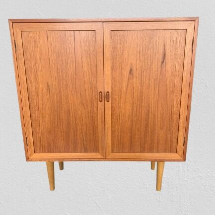 Kai Kristiansen wall cabinet 🟢
Teak cabinet with 2 doors and interior shelves and tapered legs
Clean lines, subtle handles and a simple yet elegant design
The interplay of light and dark wood creates a unique look
86 cm wide, 28 cm deep and 92 cm high
Danish mid-century design
#kaikristiansen #wallcabinet #teakwallcabinet #danishwallcabinet #danishdesign #danishfurniture #danishmodern #midcenturymodern #70svibe #70sinterior #wandkast #armoiresuspendue #kaikristiansenfurniture #teakwandkast #armoireenteck #madeindenmark #danishmidcenturymodern #vintageinspiration #decoration #interior #homedecors #interiors #interiordesign #interiorstyling #vintageinteriorstyling #interiorinspiration #interiorideas #designinspiration #vintagedealer #vintageshop