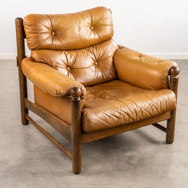 G-design lounge chair from Gøte Møbler 🟢
Wooden frame with patinated cognac-colored leather
90 cm wide, 93 cm deep and 86 cm high
Swedish mid-century design
 #loungechair #swedishdesign #midcenturydesign #gdesign #gotemobler #70sinterior #70s #gøtemøbler #götemöbler #fauteuil #loungechair #relaxchair #vintageloungechair #cognac leather #midcenturymodern #madeinsweden #fauteuil #vintageinspiration #decoration #interior #homedecors #interiors #interiordesign #interiorstyling #vintageinteriorstyling #interiorinspiration #interiorideas #designinspiration #vintagedealer #vintageshop