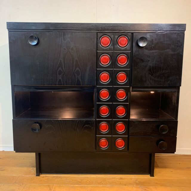 Brutalist bar storage cabinet by De Coene
This is part of a set with matching sideboard (see former post)
Ebonised wood, a red graphic panel, plenty of storage room and integrated lighting
133 cm wide, 40 cm deep and 126 cm high
High-quality Belgian mid-century design 
🟢 For sale
#barcabinet #vintage #retro #barmeubel #vintagefurniture #design #vintagedesign #brutalist #minimalism #wood #woodveneer #70 #70s #DeCoene #Belgiandesign #craftmanship #midcentury #midcenturymodern #meubledebar #sideboard #highboard #decoration #interior #decor #homedecor #homedecors #interiordesign #interiorstyling #vintageinteriorstyling #sustainabledesign