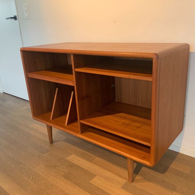 Dyrlund sideboard
Beautiful teak cabinet with new legs, an extension and plenty of LP storage space
110 cm wide, 46 cm deep and 60 cm high. Legs are 20 cm high and both cupboards are 52 cm wide. The shelves of the right cabinet can be adjusted in height and plenty of cable openings
Danish mid-century modern design
🟢 For sale
#vintage #vintagefurniture #vintageaccesories #design #madeindenmark #danishdesign #vintagedesign #midcentury #70s #70 #midcenturymodern #teak #wood #designer #sideboard #stereocabinet #LPkast #meublestereo #meublelp #dyrlund #decoration #interior #decor #homedecor #homeideasdecor #livingroomdecor #interiordesign #interiorstyling #vintageinteriorstyling #sustainabledesign