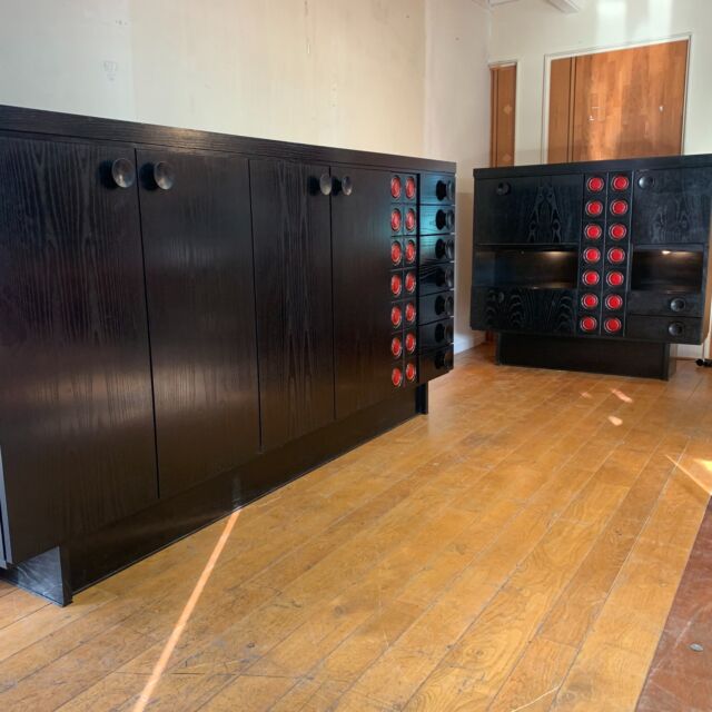 Brutalist sideboard by De Coene
This is part of a set with matching bar cabinet (see following post)
Ebonised wood with 4 doors, a red graphic panel and 7 drawers
250 cm wide, 51 cm deep and 122 cm high
High-quality Belgian mid-century design 
🟢 For sale
#buffet #vintage #retro #dressoir #vintagefurniture #design #vintagedesign #brutalist #minimalism #wood #woodveneer #70 #70s #DeCoene #Belgiandesign #craftmanship #midcentury #midcenturymodern #dressoir #sideboard #credenza #decoration #interior #decor #homedecor #homedecors #interiordesign #interiorstyling #vintageinteriorstyling #sustainabledesign