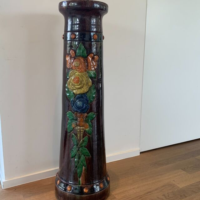 Arts and Crafts glazed ceramics pedestal
Polychrome and relief decorated earthenware stand 
90 cm high 21 cm diameter on top and 27 cm diameter below, 14 kg
Flemish craftmanship from the early 20th century
🟢 For sale
#plants #antiques #pedestal #stand #flowers #ceramic #pottery #ceramics #ceramiccraftmanship #polychrome #1900 #glazed #craftmanship #colour #colourful #design #basrelief #basreliefart #post #column #pillar #flemish #decoration #interior #decor #homedecor #homedecors #interiors #interiordesign #interiorstyling