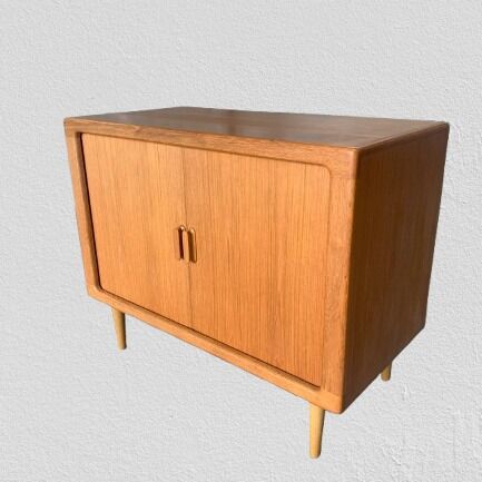 Lowboard from CFC Silkeborg 🟢
Teak wall unit with tambour doors 
Sliding panel and holes for cables in back panel
100 cm wide, 50 cm deep and 81 cm high
Danish mid-century design
#Silkeborg #silkeborglowboard #teakhighboard #tambourdoors #danishdesign #danishfurniture #danishmodern #midcenturymodern #70svibe #70sinterior #multimediacabinet #teaklowboard #mulitmedialowboard #armoireenteck #armoiresilkeborg #madeindenmark #danishmidcenturymodern #vintageinspiration #decoration #interior #homedecors #interiors #interiordesign #interiorstyling #vintageinteriorstyling #interiorinspiration #interiorideas #designinspiration #vintagedealer #vintageshop